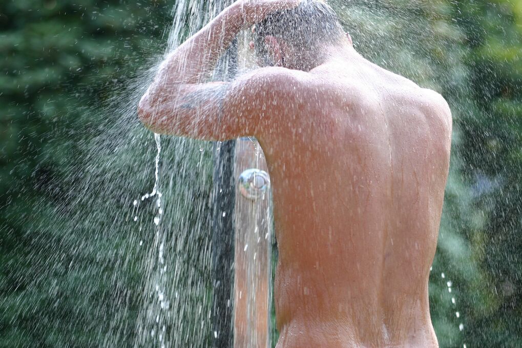 Након купке са содом, мушкарац треба да се тушира ​​хладном водом. 